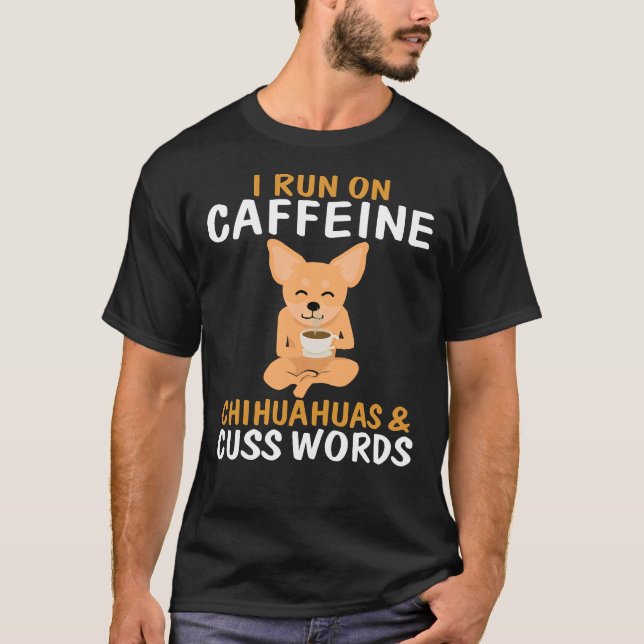 Camiseta Eu Corro Em Caffeine Chihuahuas Cuss Palavras (Frente)
