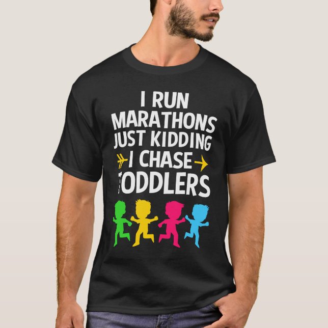 Camiseta Eu Corro Maratonas Só Brincando Eu Persigo O Dia D (Frente)