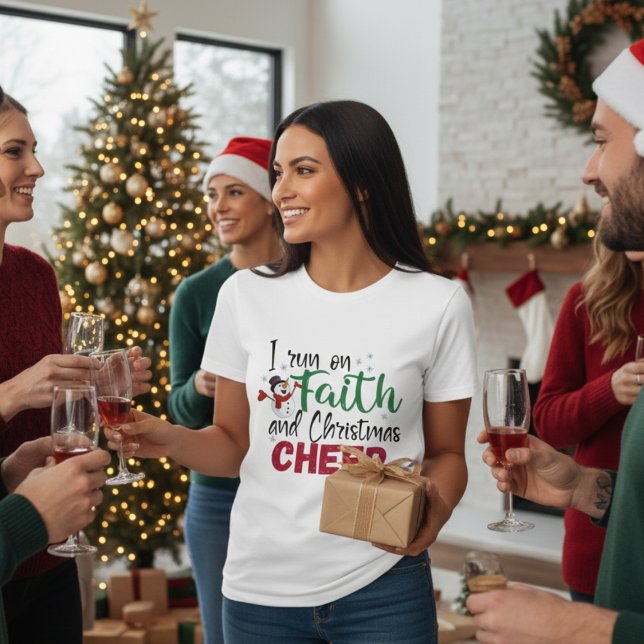 Camiseta Eu corro na fé e no Natal animado (I Run On Faith and Christmas Cheer Festive T-Shirt)