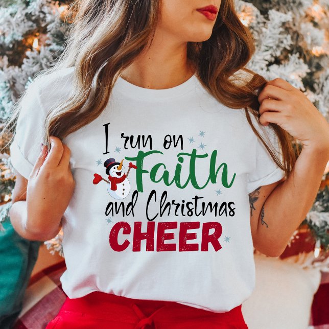 Camiseta Eu corro na fé e no Natal animado (I Run On Faith and Christmas Cheer Festive T-Shirt)