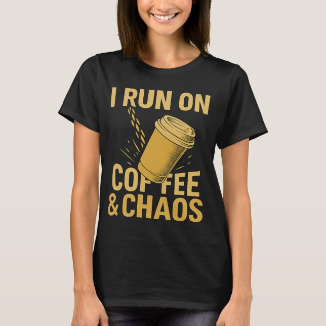 Camiseta Eu corro no café e caos T-Shirt - Café Cup (Frente)