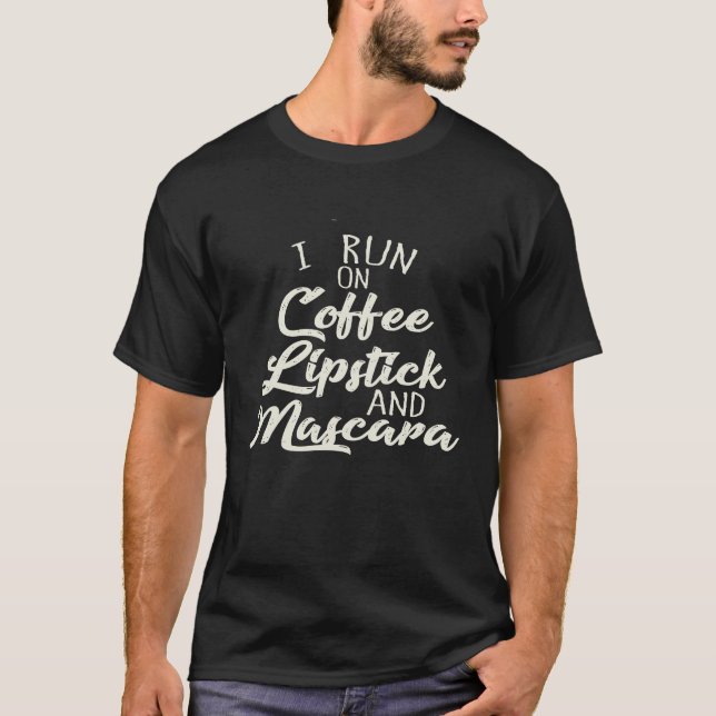 Camiseta Eu corro no café Lipstick e mascara divertida (Frente)