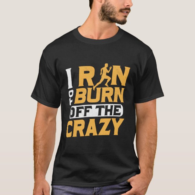 Camiseta Eu Corro Para Queimar O Caminho Da Maratona Louca. (Frente)