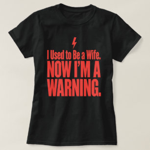 Camiseta Eu costumava ser uma esposa. Agora sou um aviso. D