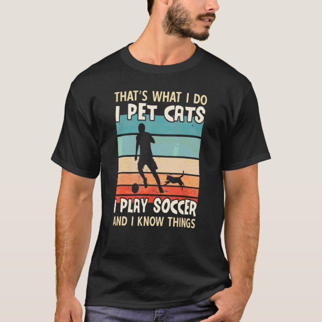 Camiseta Eu Cuido de Gatos Eu Jogo Futebol E Eu Sei Coisas  (Frente)