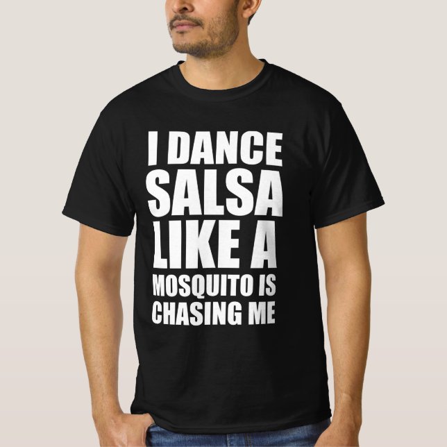Camiseta Eu danço salsa como se um mosquito estivesse me pe (Frente)