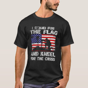 Camiseta Eu Defendo A Bandeira E O Kneel Para A Cruz De Nós