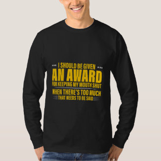 Camiseta Eu Deveria Receber Um Prêmio Por Manter Minha Boca