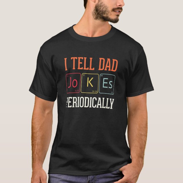 Camiseta Eu digo piadas de pai periodicamente professor de  (Frente)