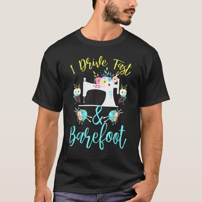 Camiseta Eu Dirigo Rápido E Descalço - Costurando Para Os A (Frente)