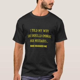 Camiseta Eu disse à minha esposa que ela deveria abraçar se