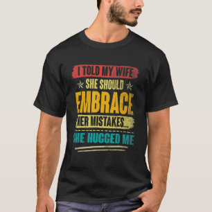 Camiseta Eu disse à minha esposa que ela deveria abraçar se
