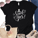 Camiseta Eu Disse Sim, Engraçada Esquerda Negra<br><div class="desc">Design moderno bonito para a noiva ser. As palavras irrisórias dizem "Eu disse sim" e têm coração. Esta camisa deve ser notada num evento de solteira. Podem ser vestidos para janto de ensaio,  e juntamente com a sua festa de casamento.</div>