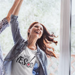 Camiseta Eu disse "Sim, noiva ao Noivado"<br><div class="desc">Retro Bistro Estilo Estético do Quadro Secundário Vintage Modern Sr. e Sra. Festa de noivado Nós dissemos Festa YES Chalkboard Modern Typografia Vintage Convites Doces e sassos casamentos de quadro caseiro Festa de casamento T-shirts</div>