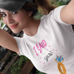 Camiseta Eu Disse Sim, Noiva De Tipografia Para Estar Em Ca<br><div class="desc">Uma maneira brilhante de deixar que todos saibam suas interessantes notícias,  esta design divertida tem tipografia. Eu disse sim com um motif de anel de desenho.</div>
