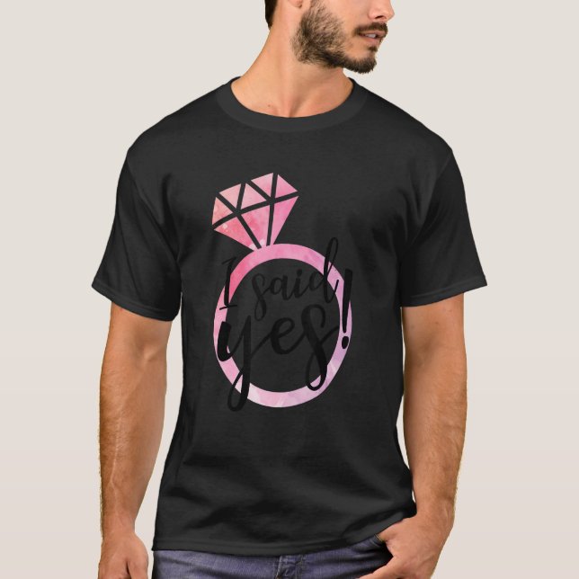 Camiseta Eu Disse Sim Noivado Bonita Anunciante De Casament (Frente)