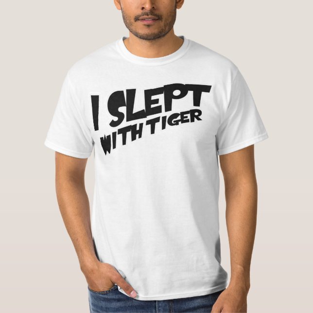 Camiseta Eu dormi com t-shirt do tigre (Frente)
