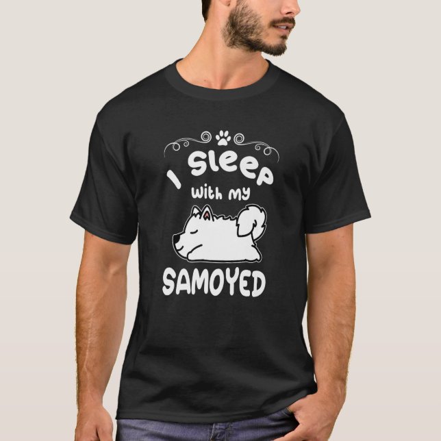 Camiseta Eu Durmo Com Meu Cachorro Samoído Dormindo Cachorr (Frente)