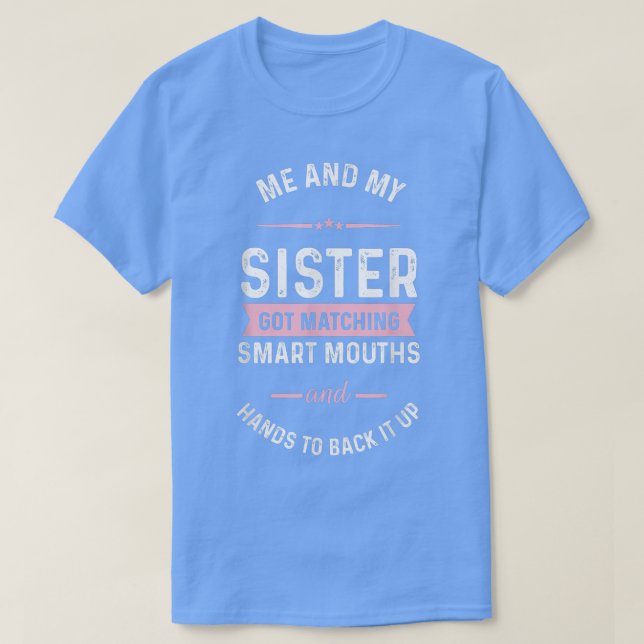 Camiseta Eu E Minha Irmã Temos Bocas Inteligentes E Han. (Frente do Design)