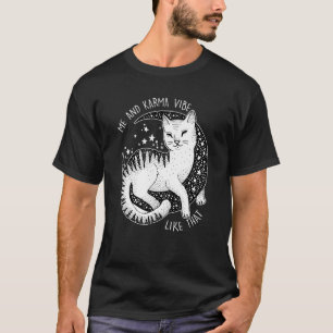 Camiseta Eu E O Carma Vibramos Como Aquela Gata Preguiçosa