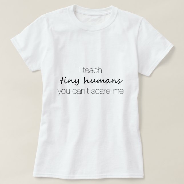 Camiseta Eu ensino seres humanos minúsculos, você não posso (Frente do Design)