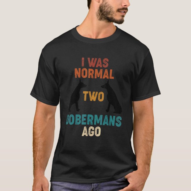 Camiseta Eu Era Normal 2 Dobermans Atrás Cachorro (Frente)