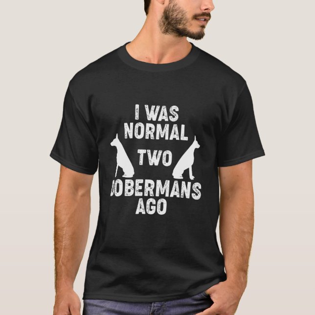 Camiseta Eu Era Normal 2 Dobermans Atrás Cachorro  2 (Frente)