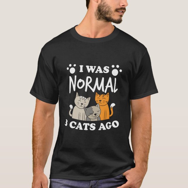 Camiseta Eu Era Normal 3 Gatos Atrás Humor de Gato (Frente)