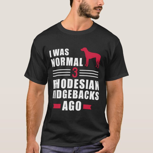 Camiseta Eu Era Normal 3 Ridgebacks Rhodesianos Ago (Frente)