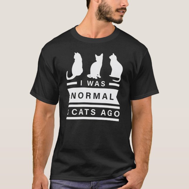 Camiseta Eu Era Normal Há 3 Gatos (Frente)