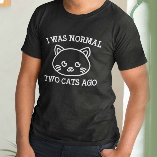 Camiseta Eu Era Normal Há Dois Gatos (Criador carregado)