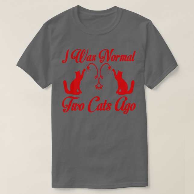 Camiseta eu era normal há dois gatos (Frente do Design)