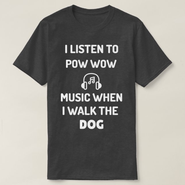 CAMISETA EU ESCUTO A MÚSICA DE POW QUANDO ANDO NO CACHORRO (Frente do Design)