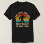 Camiseta Eu estava a distanciar-me socialmente antes de ser<br><div class="desc">Engraçado equipamento social de distanciamento para tímidos e introvertidos que adoram acampar ou caminhar e Lavar lá Mãos e presente perfeito para Médicos,  Enfermeiras,  profissionais de saúde,  germofobos,  solitários,  amigos e família como presente de Natal ou Natal.</div>