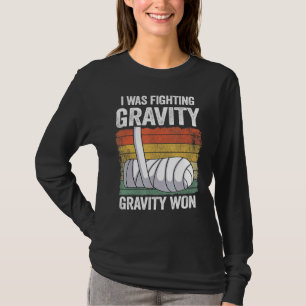 Camiseta Eu Estava Lutando Com Gravidade Ganhei Mão Quebrad