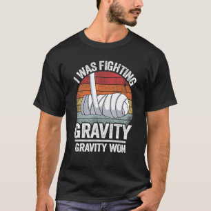 Camiseta Eu Estava Lutando Com Gravidade Ganhei Mão Quebrad