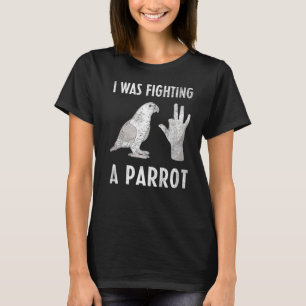 Camiseta Eu estava lutando com um dedo na mão de um papagai