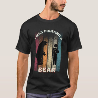 Camiseta Eu Estava Lutando Com Um Urso Bem Bem Braço Quebra