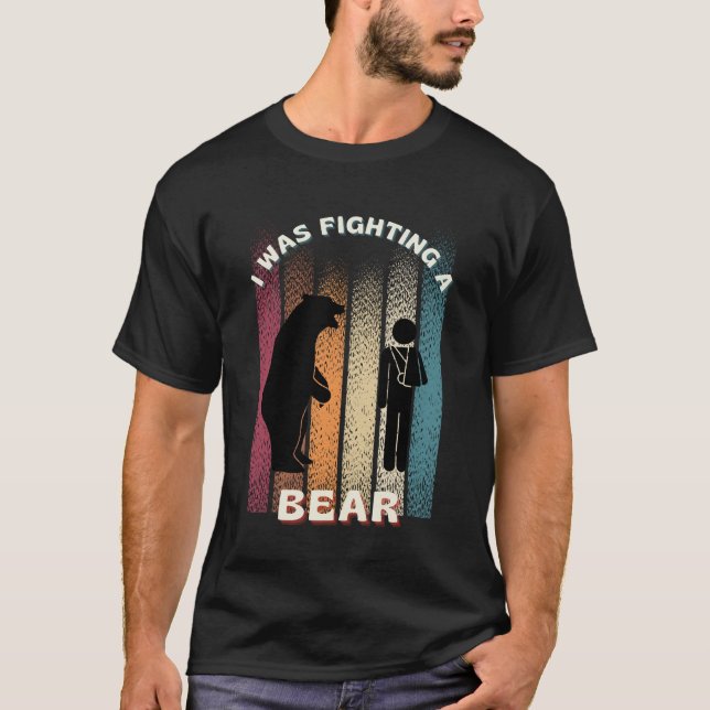 Camiseta Eu Estava Lutando Com Um Urso Bem Bem Braço Quebra (Frente)