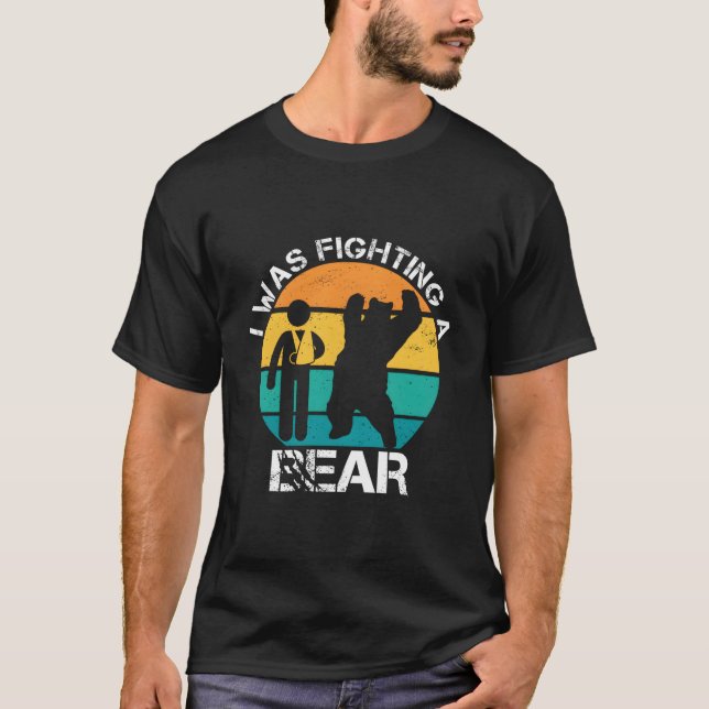 Camiseta Eu Estava Lutando Contra Um Ferimento Do Braço Do  (Frente)