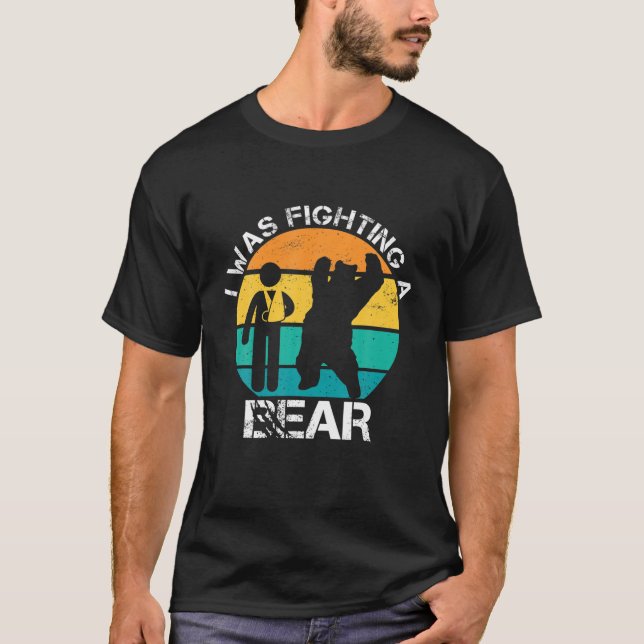 Camiseta Eu Estava Lutando Contra Um Ferimento Do Braço Do  (Frente)
