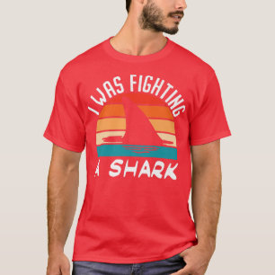 Camiseta Eu Estava Lutando Contra Um Osso Quebrado De Tubar