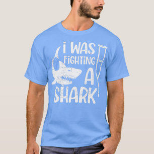 Camiseta Eu Estava Lutando Contra Um Osso Quebrado De Tubar