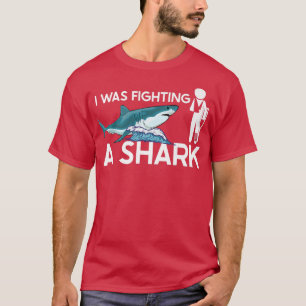 Camiseta Eu estava lutando contra um tubarão engraçado