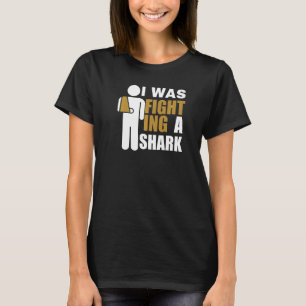 Camiseta Eu Estava Lutando Contra Um Tubarão Fratura no Bra