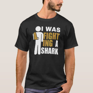 Camiseta Eu Estava Lutando Contra Um Tubarão Fratura no Bra