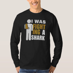 Camiseta Eu Estava Lutando Contra Um Tubarão Fratura no Bra