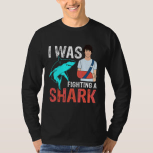 Camiseta Eu Estava Lutando Contra Um Tubarão   Ossos Quebra