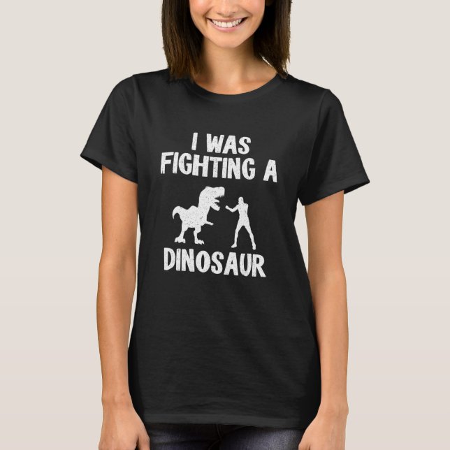 Camiseta Eu Estava Lutando Um Dinossauro Após A Recuperação (Frente)