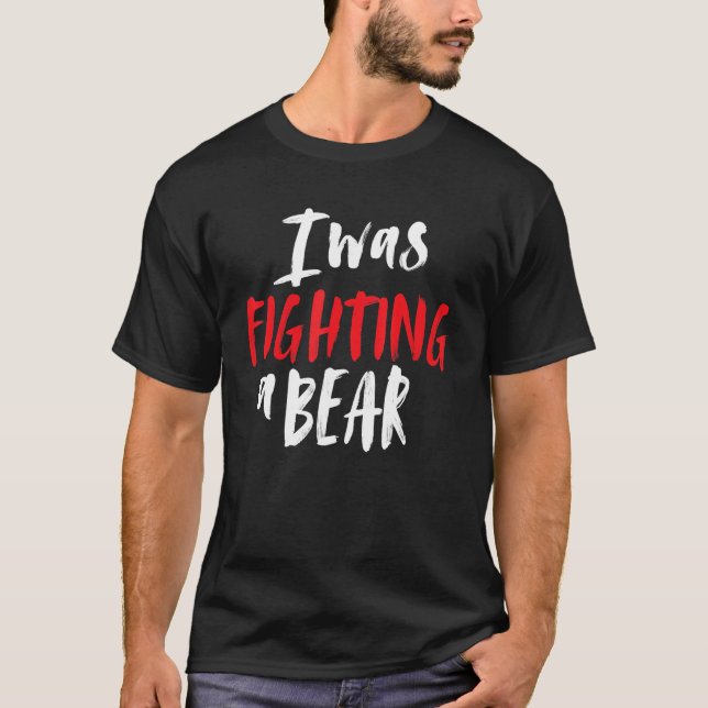 Camiseta Eu Estava Lutando Um Ombro De Urso Quebrado Cirurg (Frente)